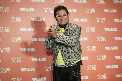 許效舜農曆過年將撒數十萬紅包　苗可麗帶錢赴財神廟走走