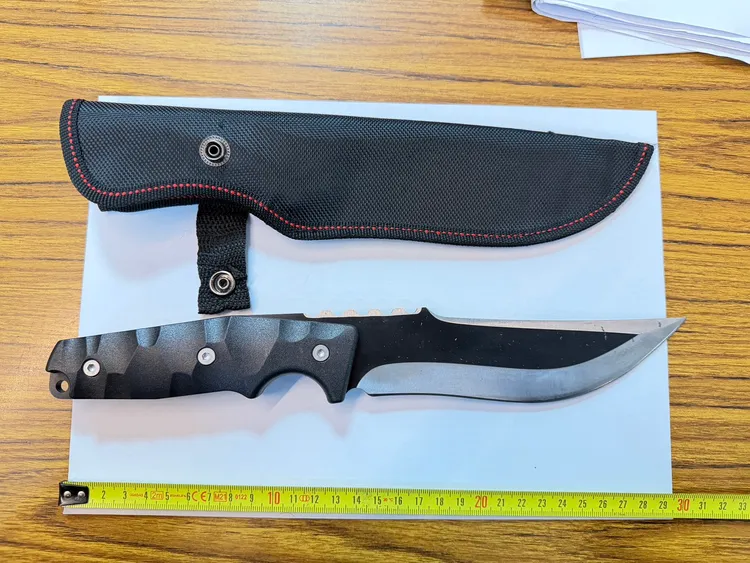 警方在機車置物箱內找到一把匕首。翻攝畫面