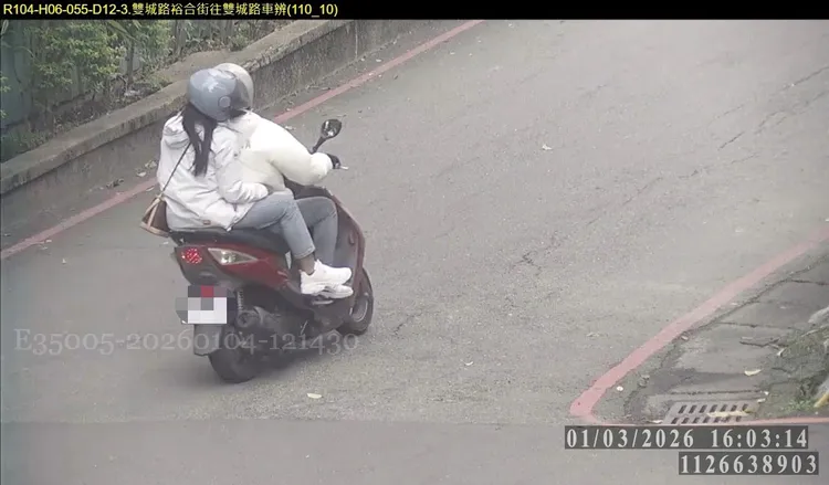 黃男騎著侵占而來的機車，大大方方載著女友出遊。翻攝畫面