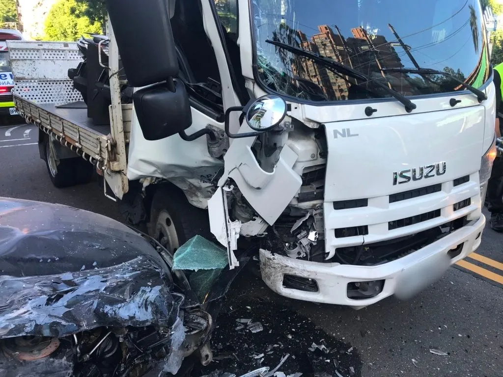 黄男1年多前逆向冲撞货车。翻摄画面