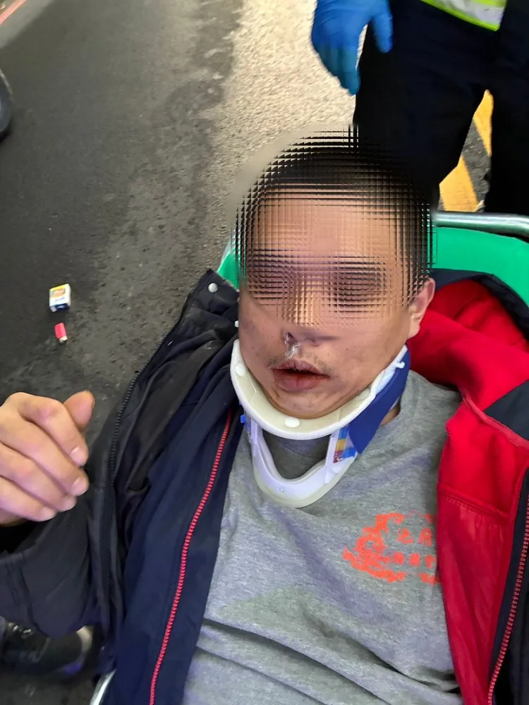 黃男口鼻上有白色粉末。翻攝畫面