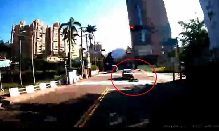 黃男於1年多前就曾毒駕逆向衝撞。翻攝畫面