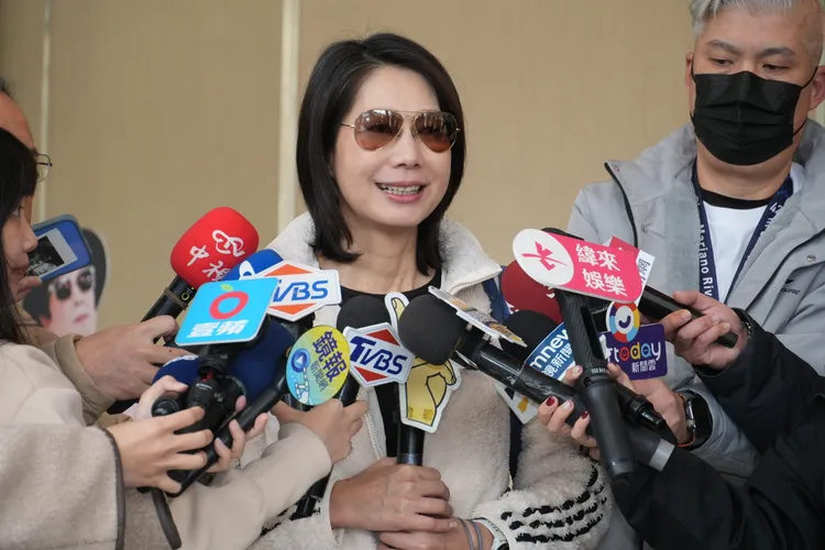 丁寧到場致意。彭欣偉攝