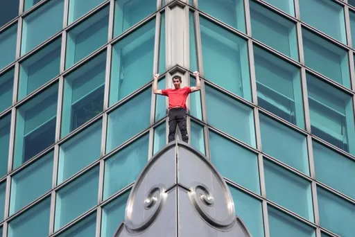 徒手挑戰台北101　攀岩大神霍諾德今早開爬！16分半爬完基座區