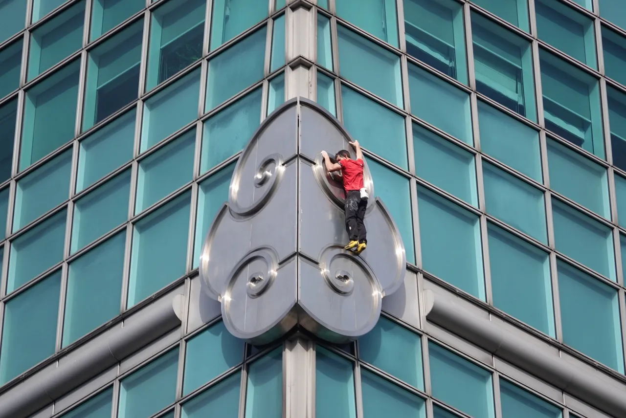 艾力克斯僅花16分半就攻克101大樓基座區。莊宗達攝