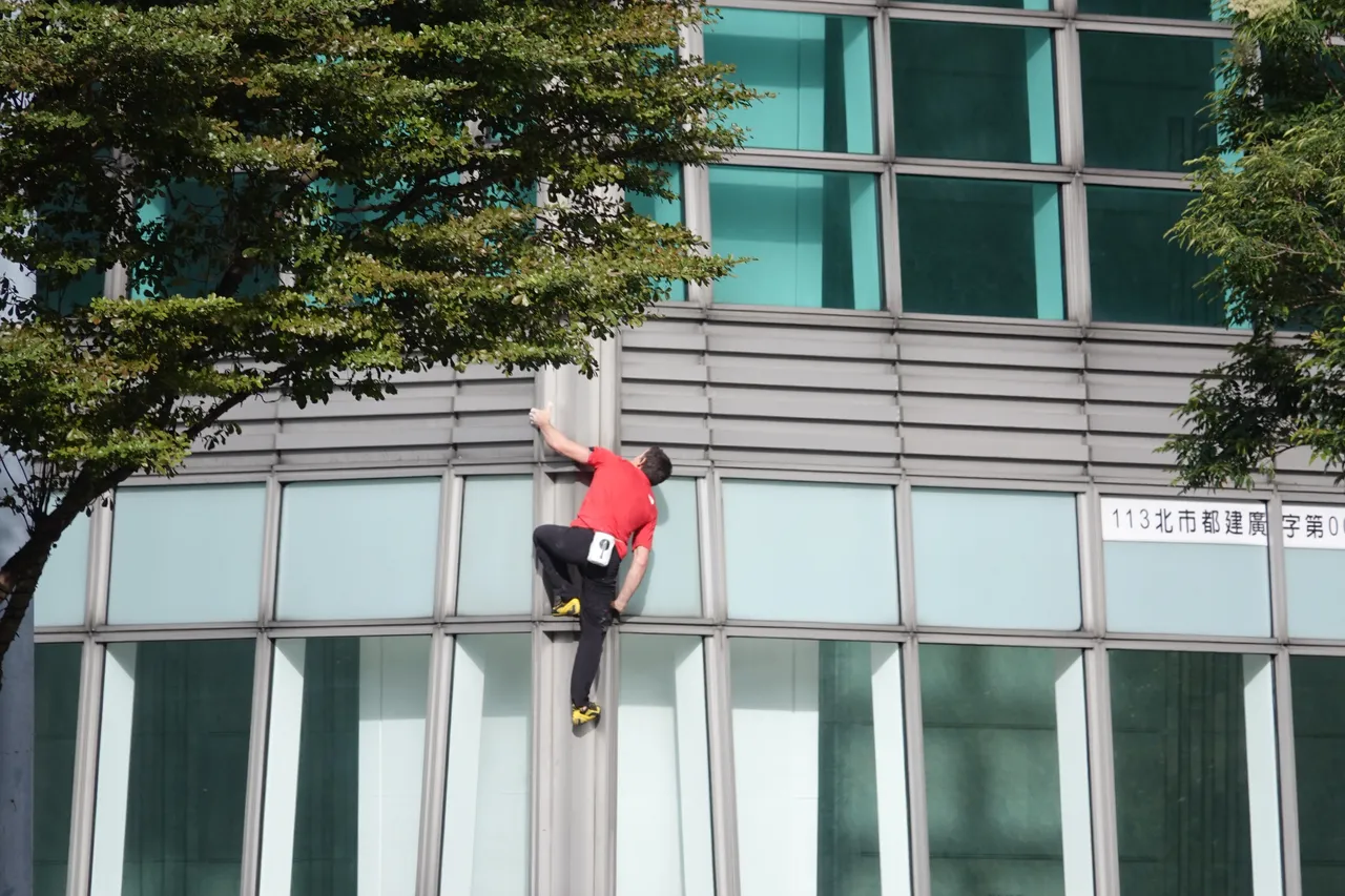 艾力克斯僅花16分半就攻克101大樓基座區。莊宗達攝