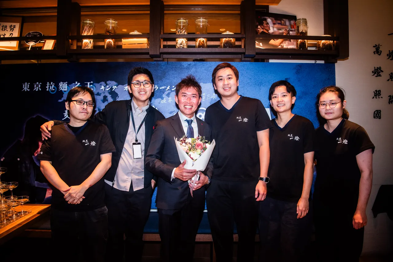 麵屋一燈坂本幸彥社長與台灣5位資深創始員工合影。業者提供