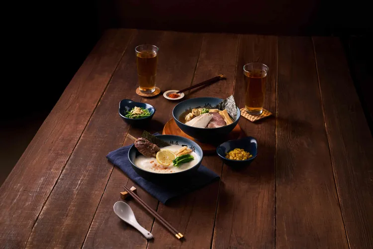 「泡系逸品！燒豚棒腿拉麵」以慢火熬煮的雞豚湯底為基礎，搭配特製豬腿肉，最後點綴一抹清新的檸檬香氣。業者提供