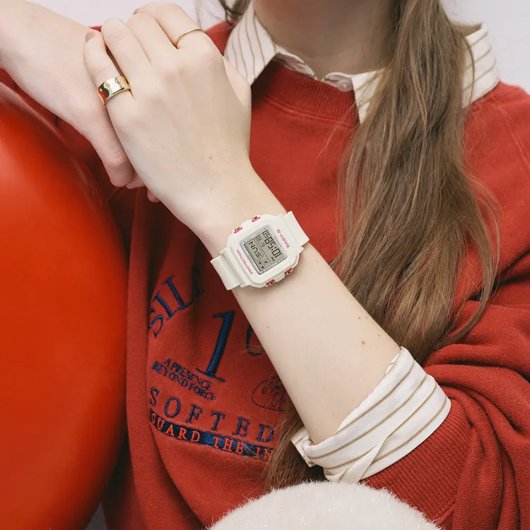 純白款式搭紅愛心撞色設計。品牌提供