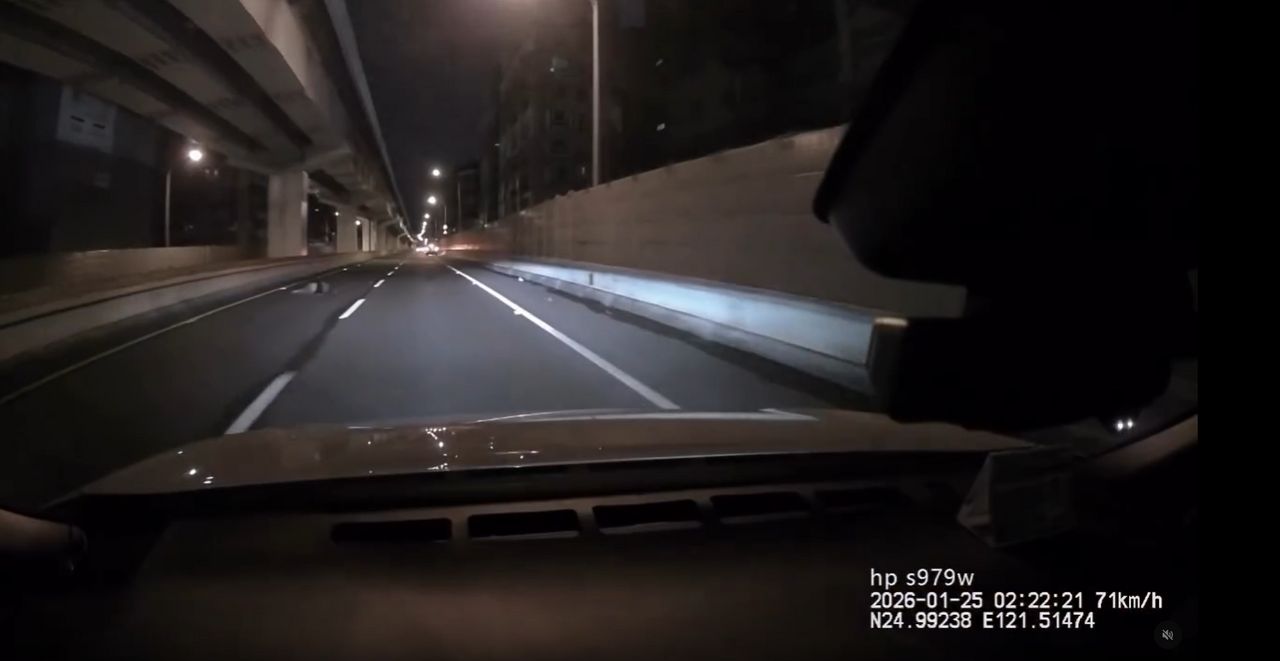 學霸被丟包橫躺台64線畫面曝!慘遭4車輾 第5輛好眼力閃過