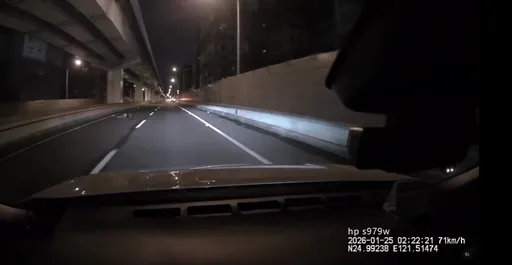 學霸被丟包橫躺台64線畫面曝！慘遭4車輾　第5輛好眼力閃過