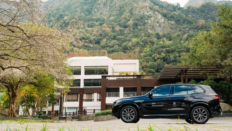 太魯閣晶英酒店推出「BMW系列兩天一夜自駕暢遊太魯閣」住房專案，平日雙人入住1萬2800元+10%起，包含BMW X5豪華運動休旅六小時自駕體驗、早餐、晚餐、Social Hour與客房迷你吧，旅人可盡情感受山海景致與駕馭樂趣。太魯閣晶英提供