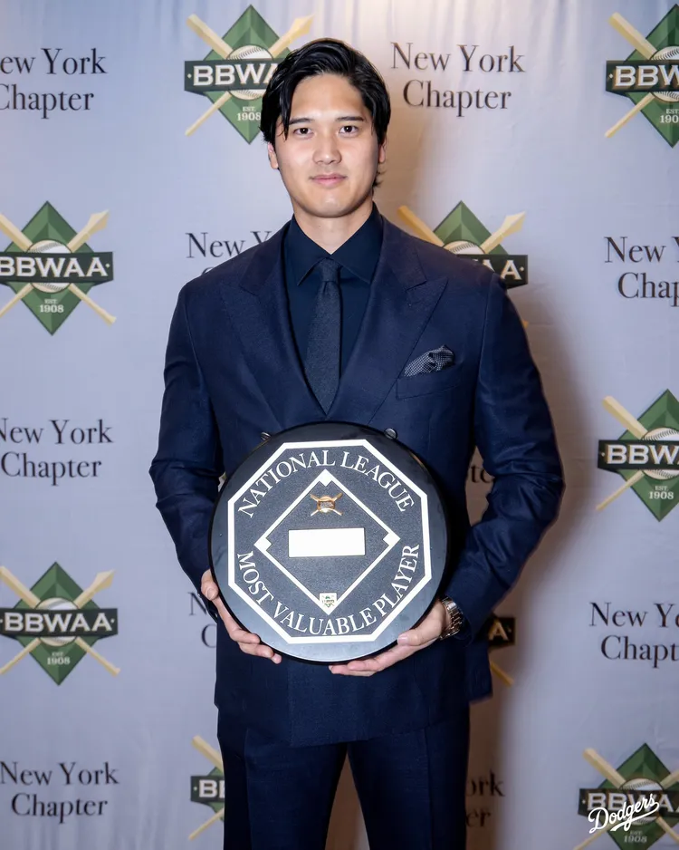 大谷翔平身上的BOSS訂製西裝以同色調展現低調奢華質感。翻攝道奇臉書