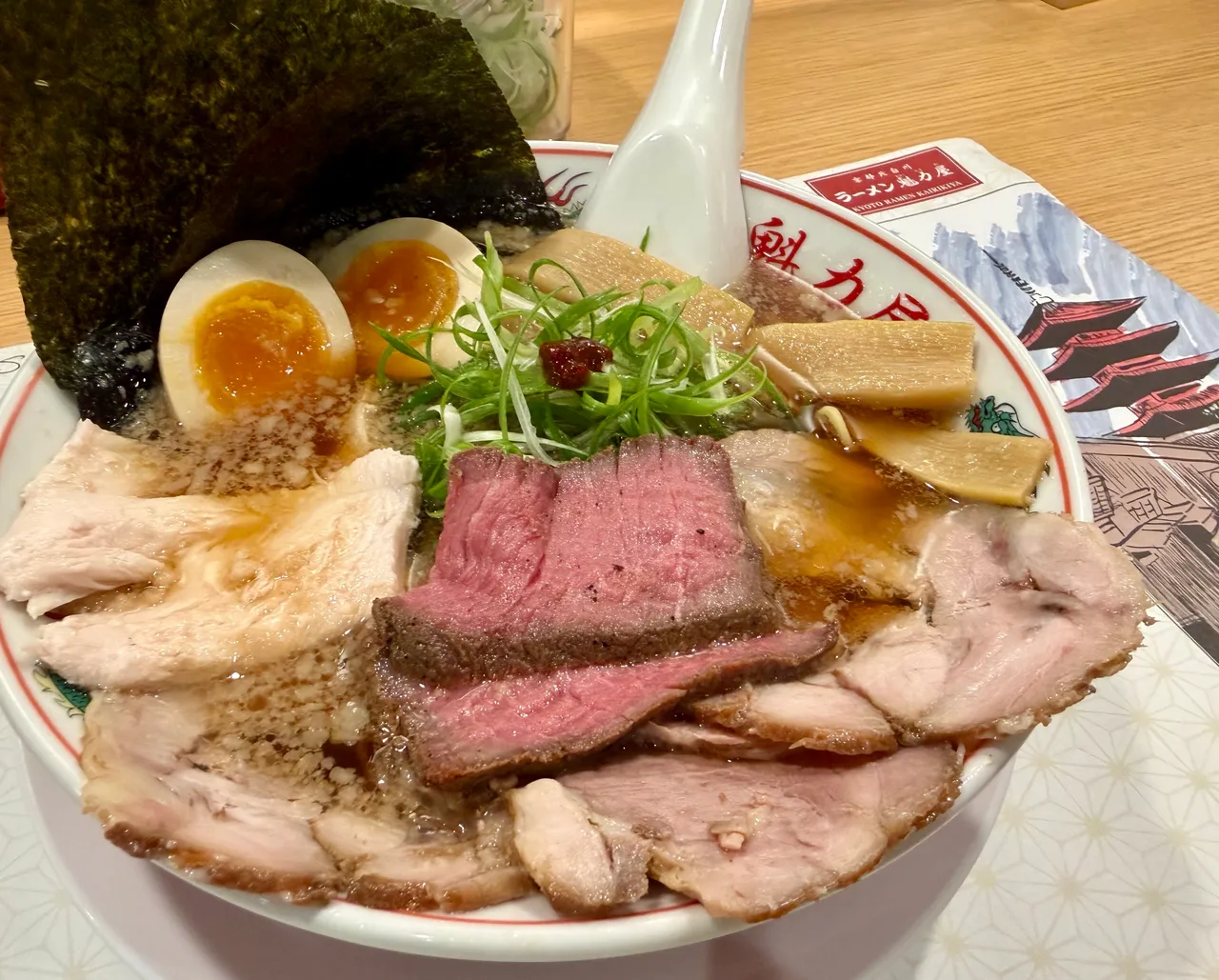 魁力屋招牌「京都熟成醬油拉麵」可吃到叉燒、雞肉等配料。莊偉祺攝