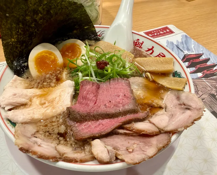 魁力屋招牌「京都熟成醬油拉麵」可吃到叉燒、雞肉等配料。莊偉祺攝