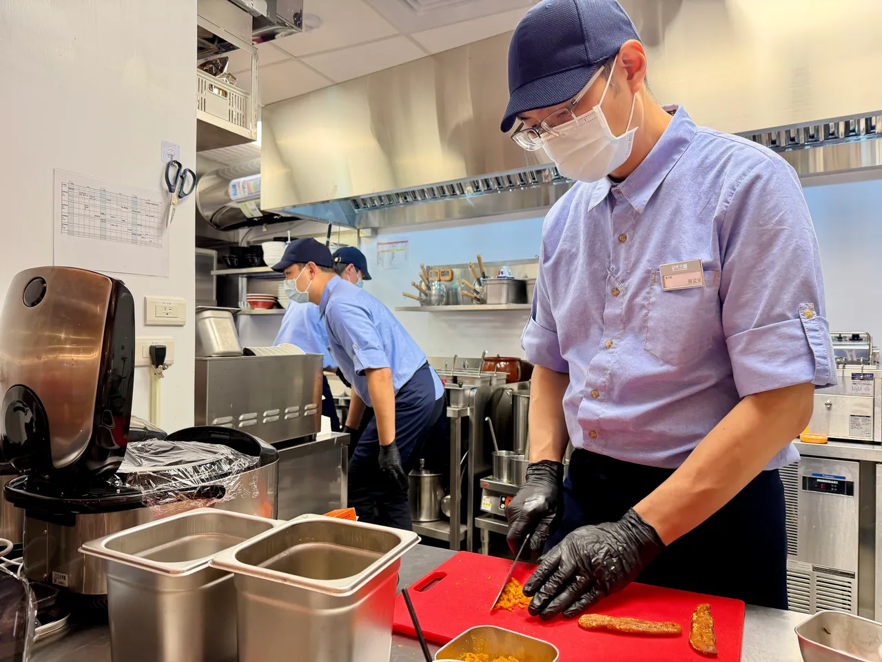 台北限定款新品「金燦烏魚子雞白湯貝拉麵」，由現場現烤烏魚子入料。莊偉祺攝