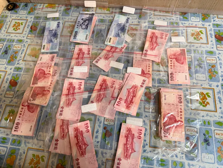 查扣7萬餘元賭資。中壢警分局提供