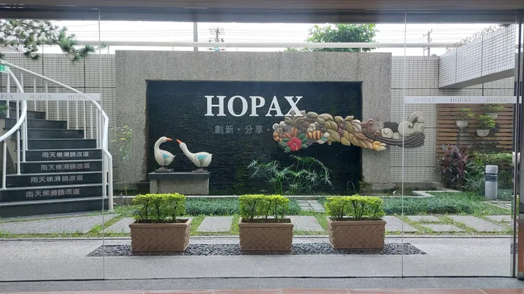 聚和國際總部許多藝術裝置都是郭聰田董事長夫人楊文霓陶藝作品。凃建豐攝