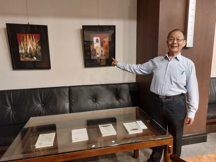 員工交誼室牆上多幅畫作是員工創作，郭自豪說「畫得不錯吧！」。凃建豐攝