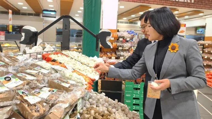 美生菜、五彩蘿蔔、芭樂、茂谷柑、鳳梨、木瓜等優質農產品，在巴林AL JAZIRA超市上架。雲縣府提供