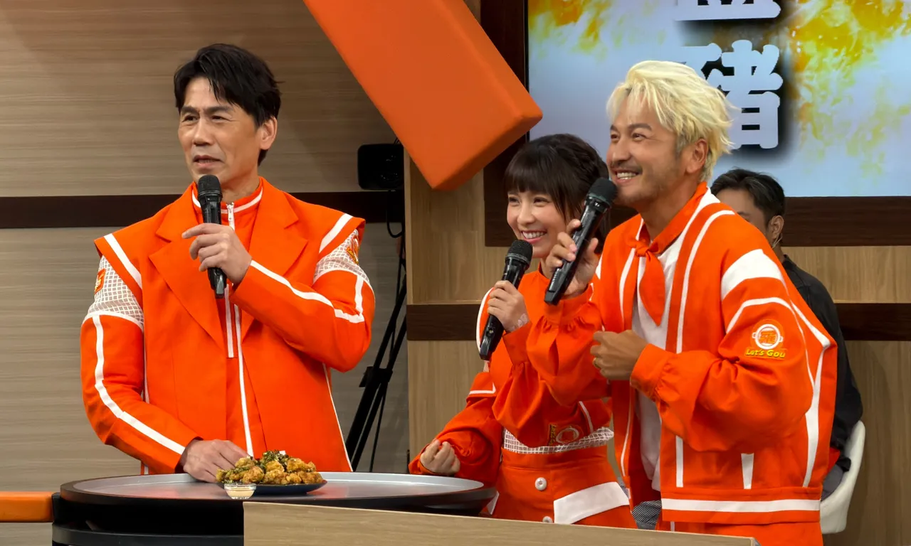 羅時豐（左）謙虛5連勝是運氣好，KID體驗漁工直呼佩服。麥卡貝網路電視提供