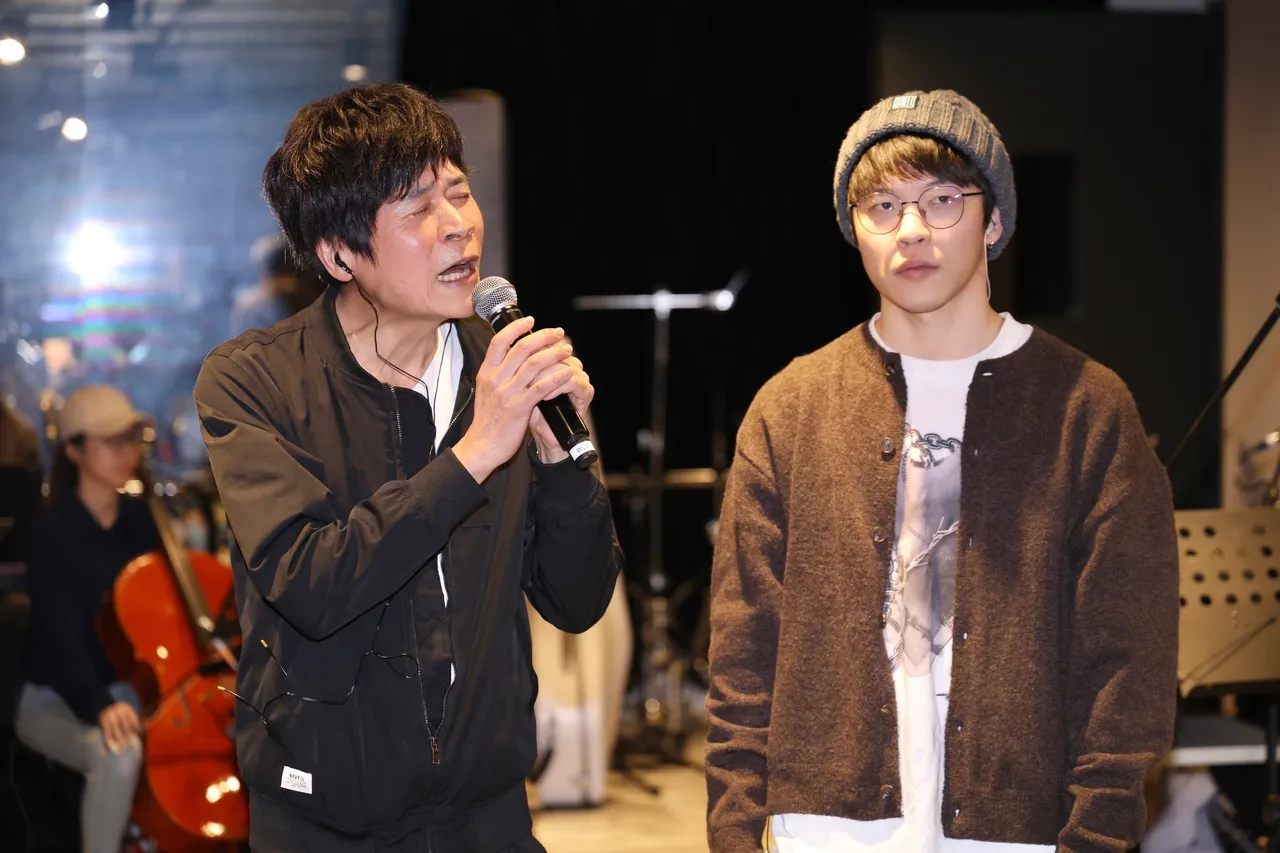 洪荣宏（左）与儿子洪亮合唱《阿爸》。庄宗达摄