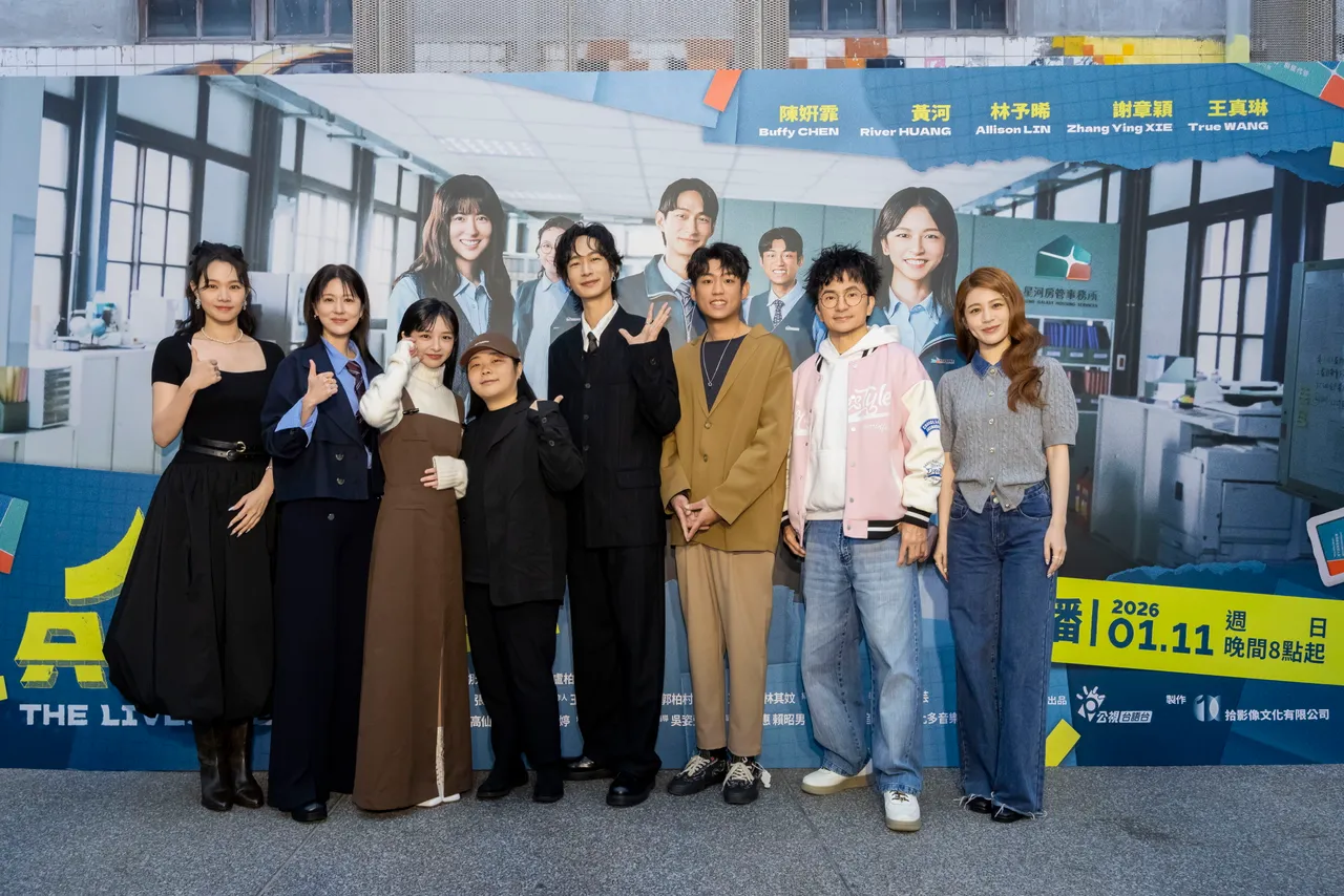 王真琳(左起)、林予晞、陳姸霏、導演王逸鈴、黃河、謝章穎、唐從聖，以及主題曲歌手張語噥一起為戲宣傳。公視台語台提供