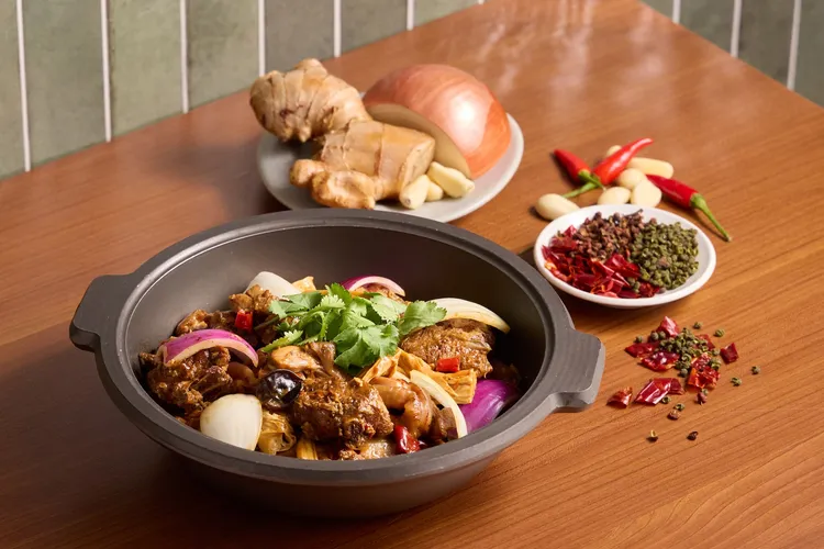 嫦嫦招牌港式麻辣雞煲1280元。業者提供