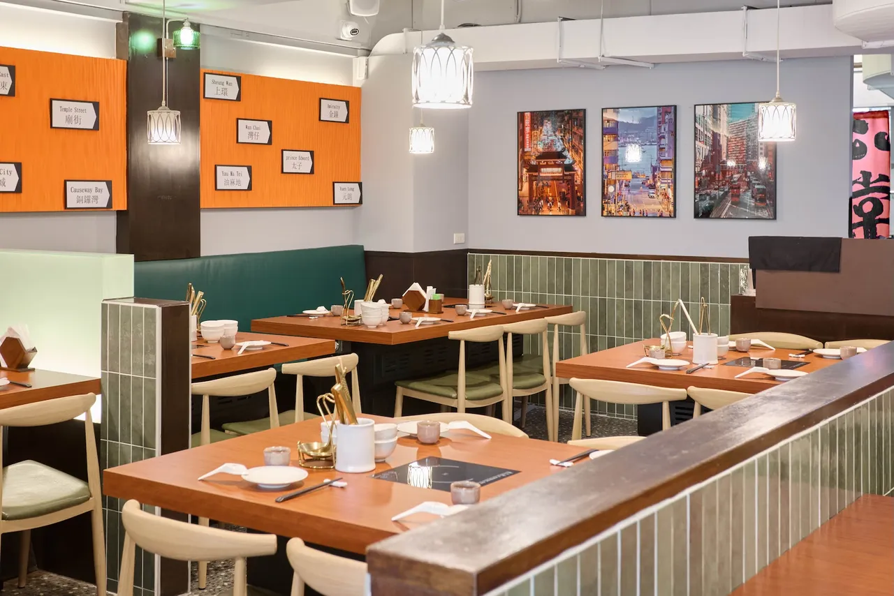 如嫦將港式大排檔與茶餐廳的靈魂搬進台北街頭，標誌性的綠皮沙發、復古磁磚，搭配閃爍的霓虹燈招牌，在光影交錯間復刻出極具韻味的港島印象。業者提供