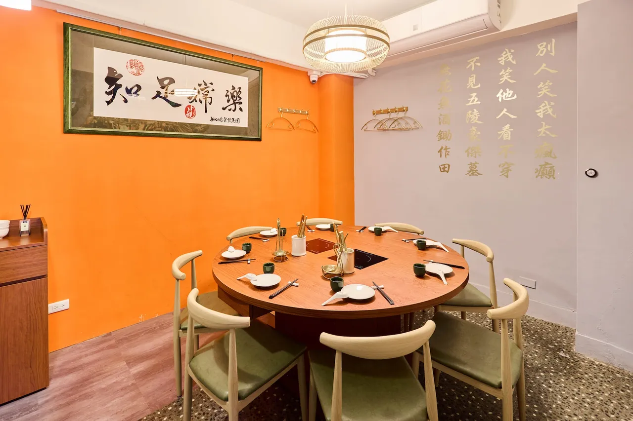 如嫦還設有可容納8-10人的包廂區，巧妙融入經典的香港電影台詞。業者提供