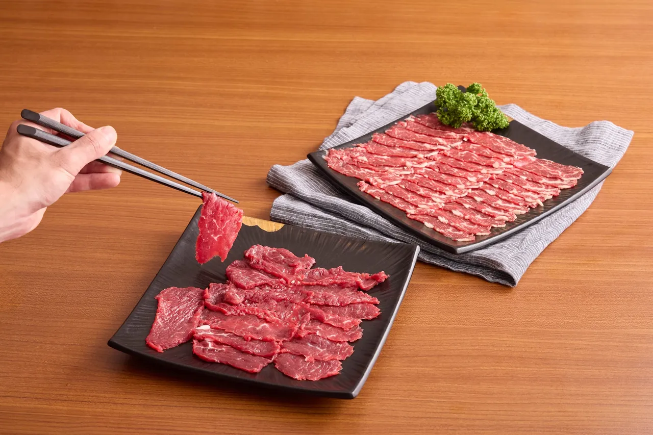 溫體台灣牛吊龍(左) 780元、肋眼蓋780元。業者提供