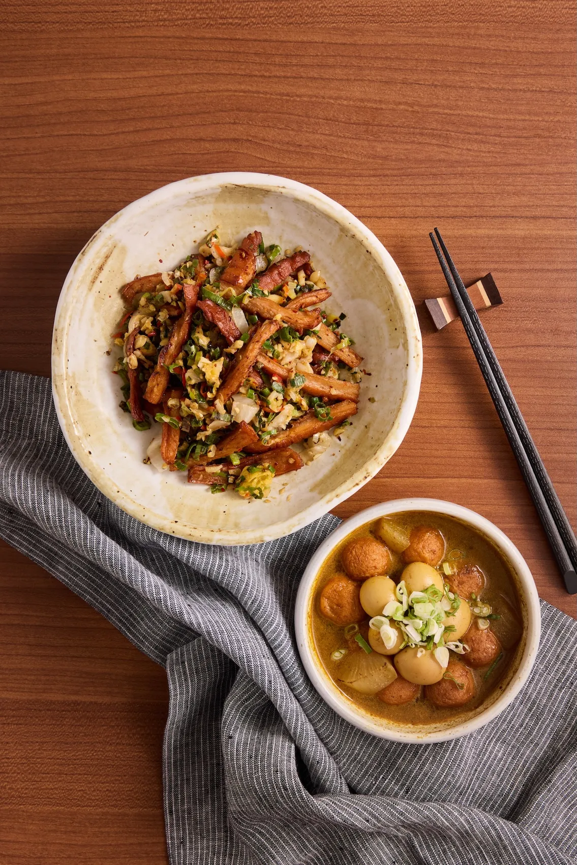 嬌鹽酸白菜脆皮肥嫦(上)368元、港式辣味咖哩雙蛋168元。業者提供