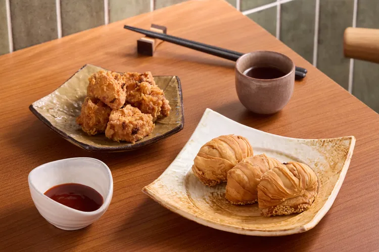 港式鹹蛋黃蘿蔔糕(左)158元、嫦嫦蘿蔔絲酥餅228元。業者提供