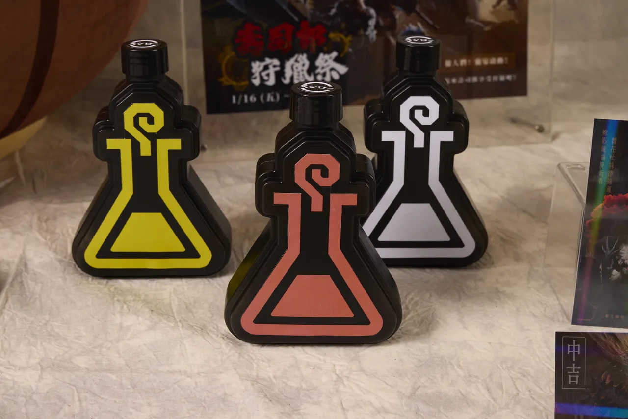 2/6起內用點購可口可樂、雪碧或可爾必思，即可以優惠組合價200元將盲袋藥水壺飲料組帶回家。共3款，款式隨機出貨。全台限量2萬組，數量有限，售完為止。業者提供