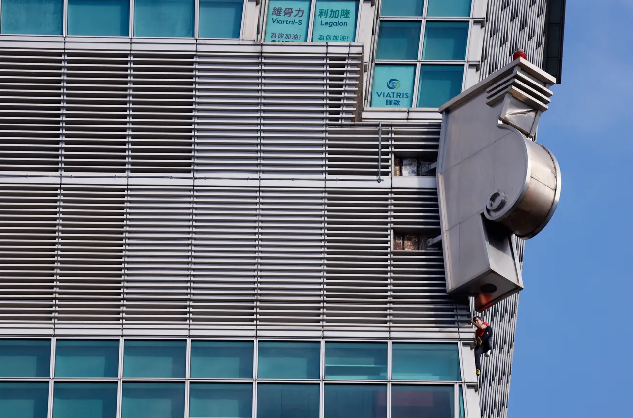 霍諾德表示，外牆的龍形裝飾是過程中最讓人害怕的部分。路透社