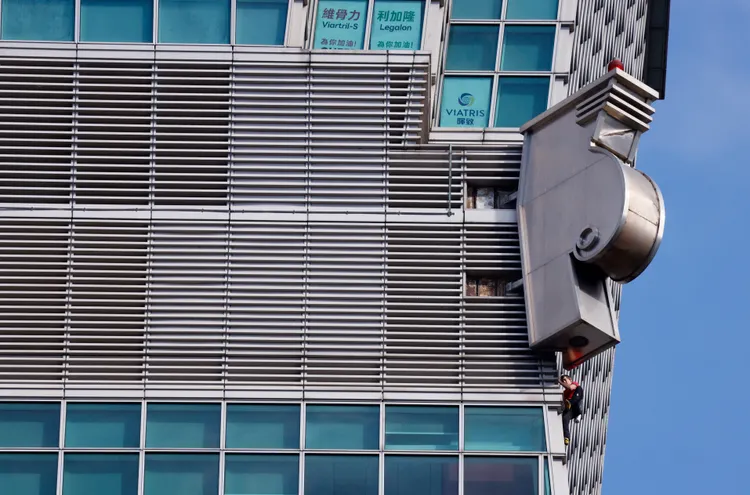 霍諾德表示，外牆的龍形裝飾是過程中最讓人害怕的部分。路透社