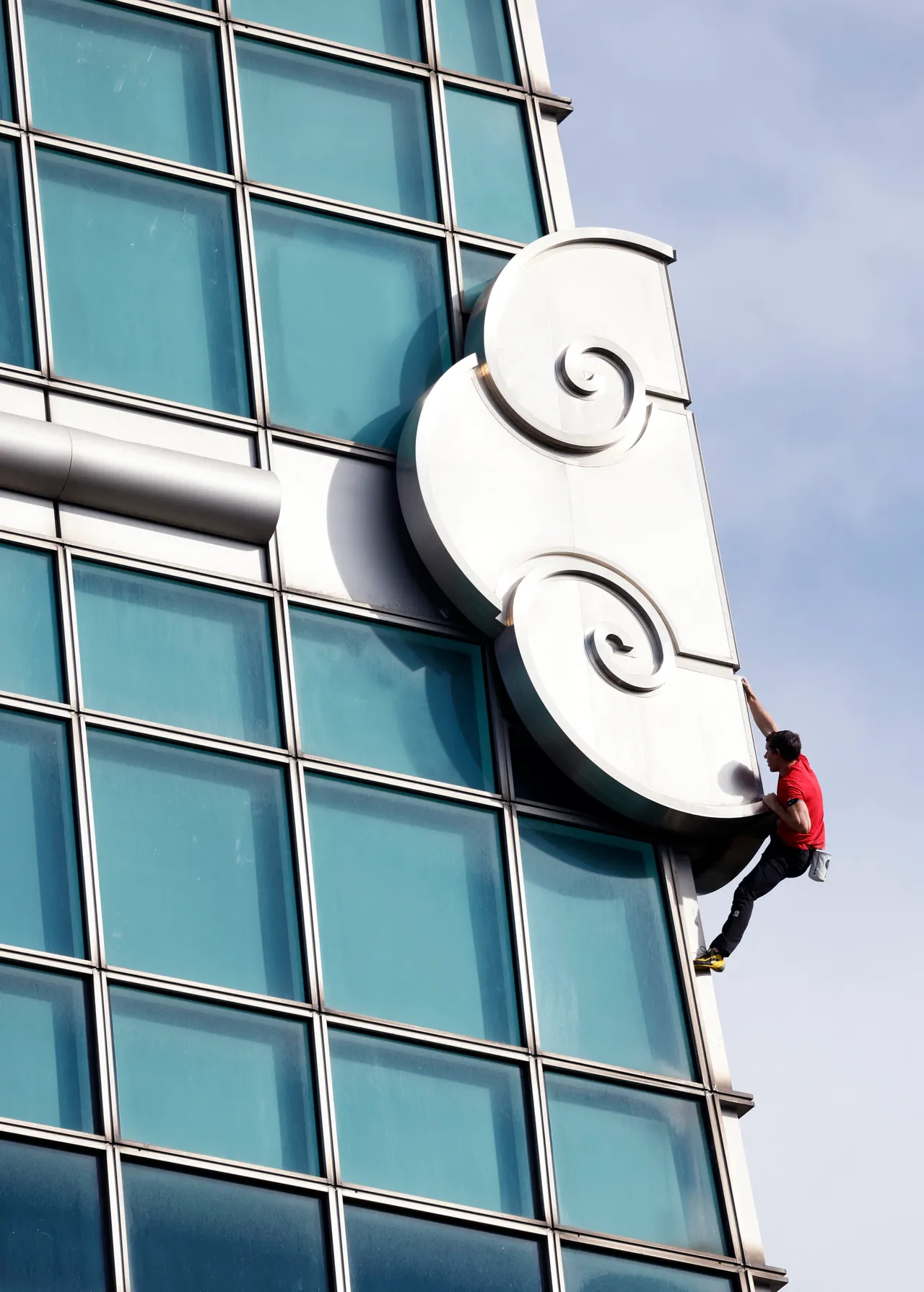 霍諾德攀爬過程中，透過耳機聽的音樂大多是聽搖滾樂團Tool的作品。路透社