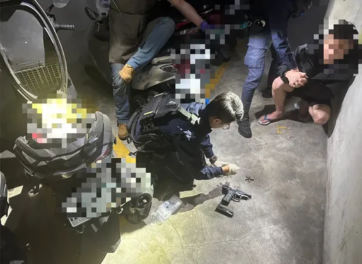 新莊警路檢攔查　男通緝犯毒駕、車內多毒！還藏槍彈