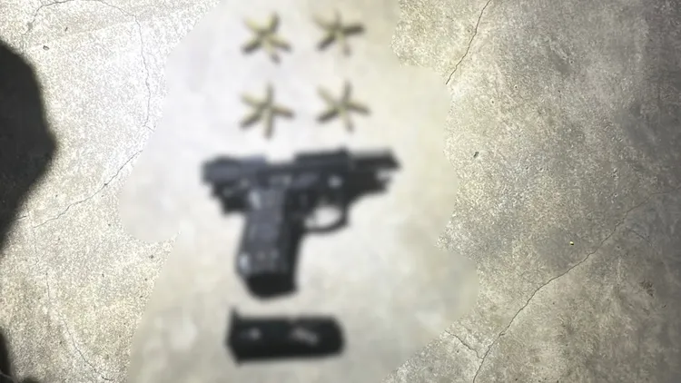 黃男停在租屋處的機車車廂發現槍彈。翻攝畫面