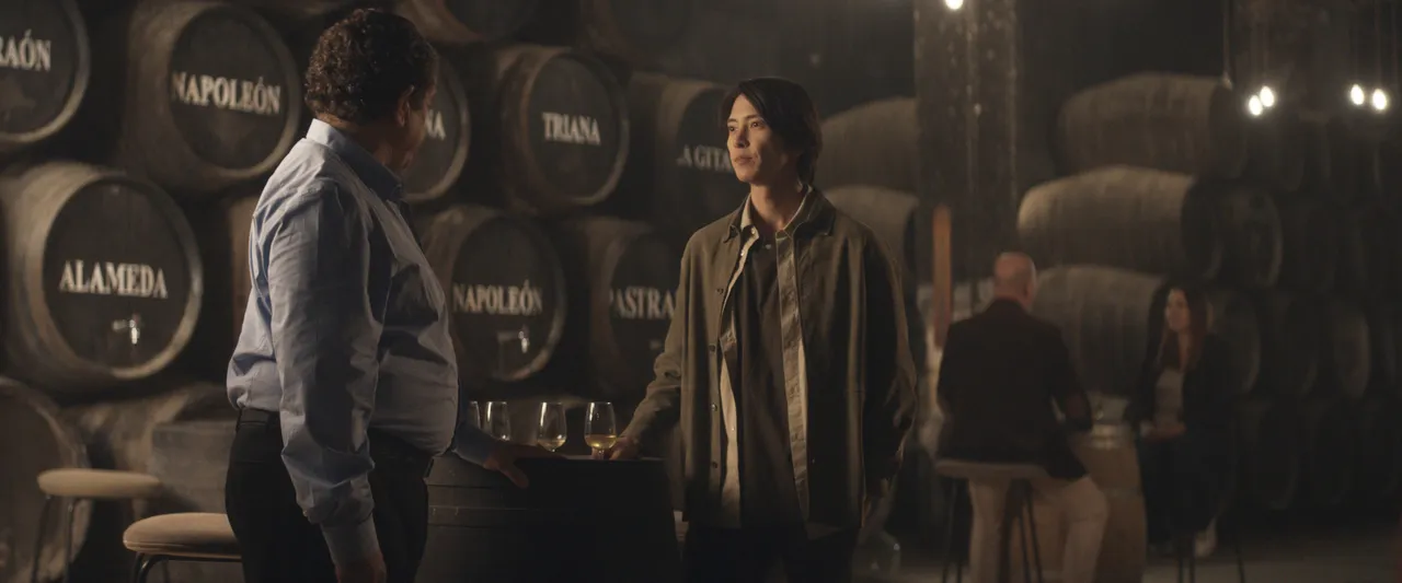 山下智久劇中尋找世界最偉大的葡萄酒，為戲自由潛水親自上陣。Apple TV提供