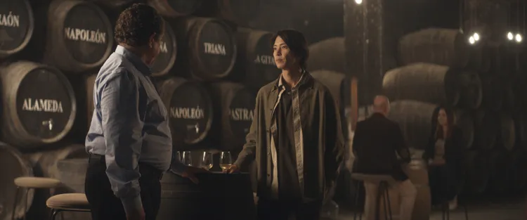 山下智久劇中尋找世界最偉大的葡萄酒，為戲自由潛水親自上陣。Apple TV提供