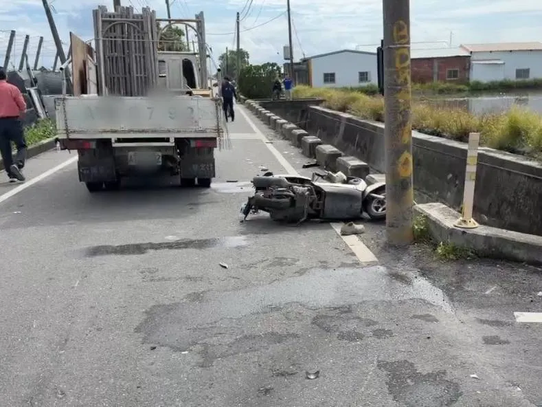 貨車與機車擦撞事故現場。民眾提供