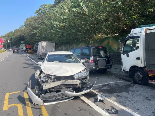 转弯未减速酿祸　小客车擦撞分隔岛还波及路边停放车辆