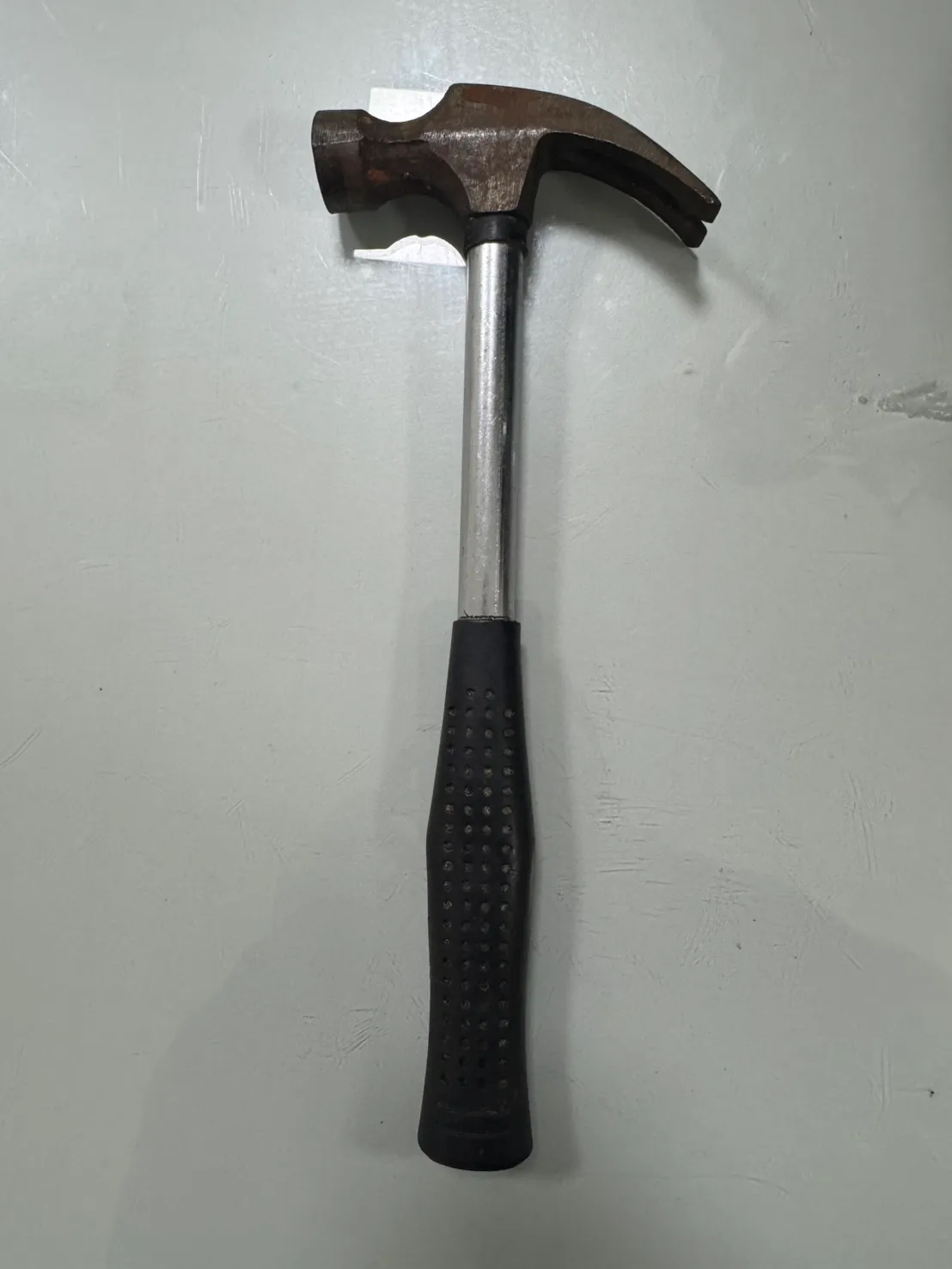 林男持榔頭追砍妻女。翻攝畫面