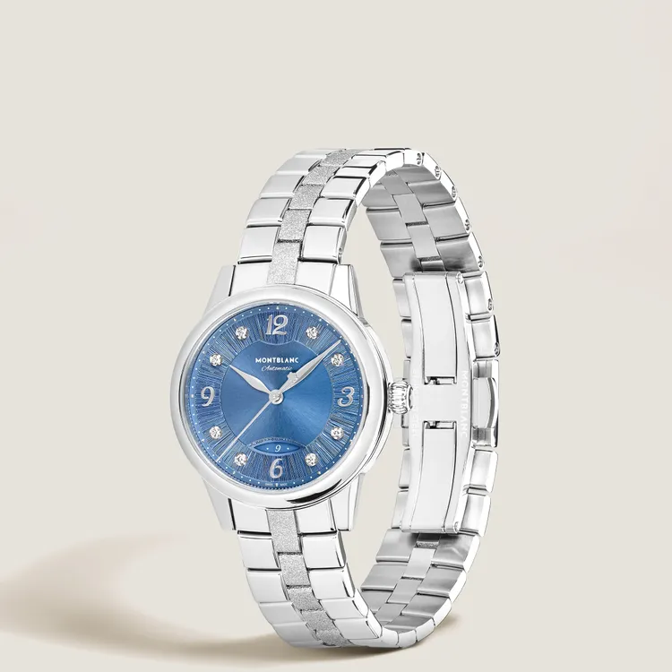 萬寶龍寶曦系列日期顯示自動腕錶，30mm，拋光處理精鋼錶殼，藍色錶盤，藍色鱷魚皮紋小牛皮錶帶/精鋼錶鍊，MB 24.19自動上鍊機械機芯，動力儲存38小時，防水深度30米，皮帶款12萬2300元、鍊帶款13萬2500元。品牌提供
