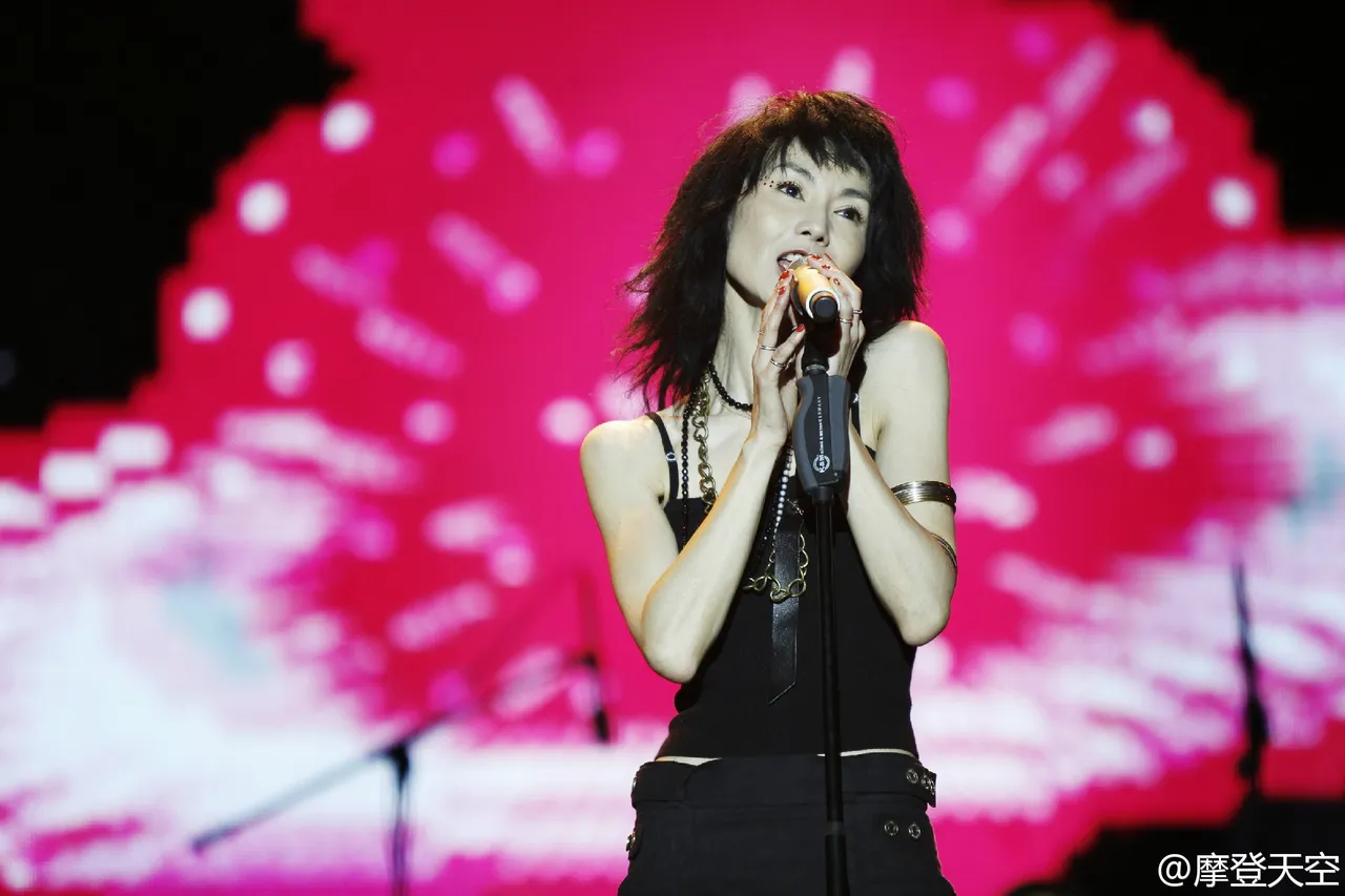 影后张曼玉也热爱音乐。翻摄摩登天空微博