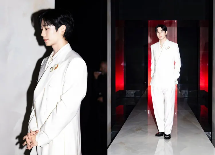 丁海寅以一身光澤感絲質白色西裝化身白馬王子。翻攝丁海寅IG