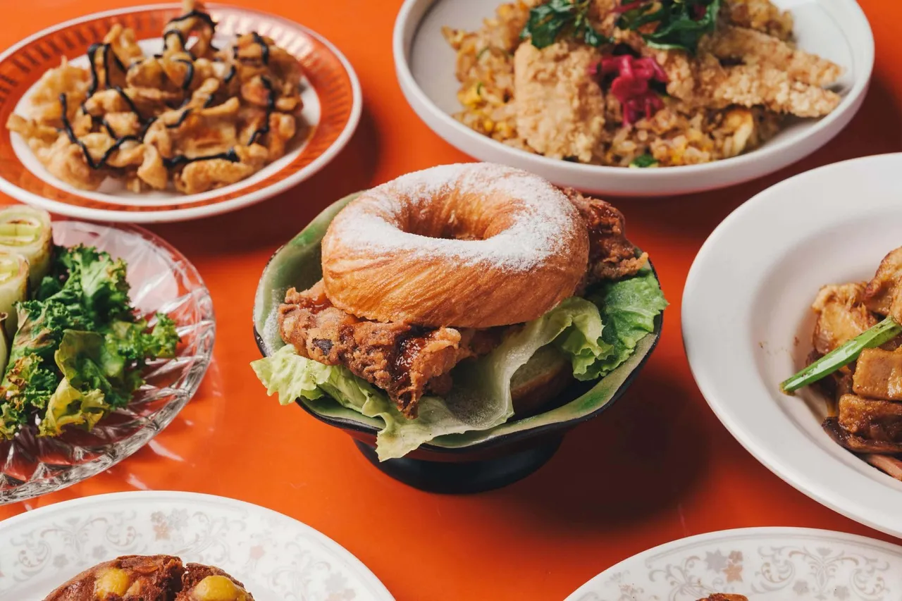 冰火炸雞甜甜圈以鹽埕店家烤甜甜圈為發想。江峯提供