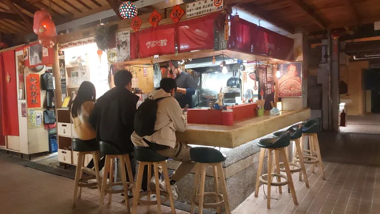 「空腹虫大酒家」位於鹽埕第一公有市場內。凃建豐攝