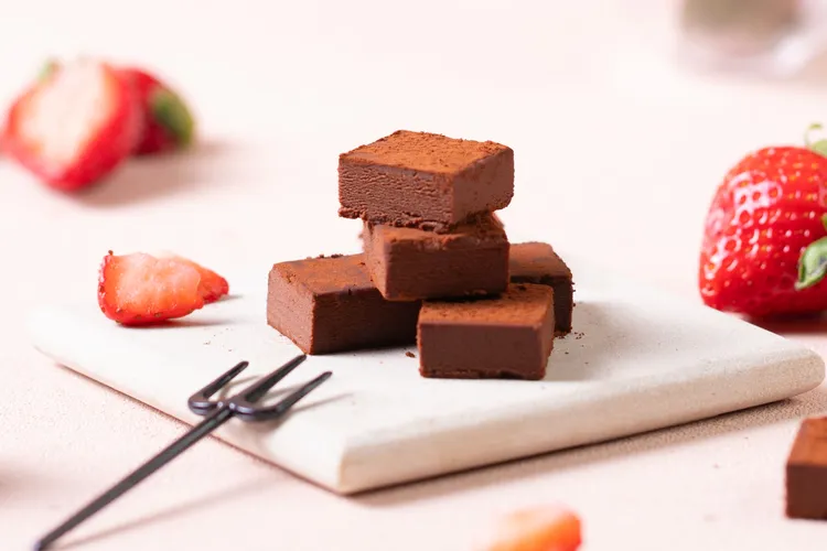 BAC 同步推出 「草莓生巧克力禮盒」，草莓果泥完美揉合 70.5% 比利時巧克力與頂級鮮奶油，一入口，絲絨般柔滑綿密，清新果香層層綻放。業者提供